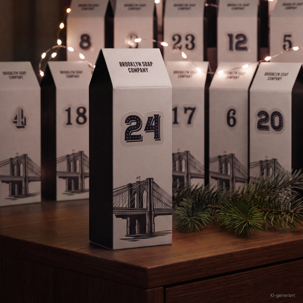 Brooklyn Soap Company DIY-Adventskalender mit nummerierten Geschenkboxen, Tannenzweigen und warmen Lichterketten auf einem Holztisch.