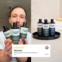 Kunde hält drei Duschgele von der Brooklyn Soap Company in der Hand (Green Wood & Vetiver, Oud Wood & Santal); daneben alle drei Sorten auf einem Tablett arrangiert, darunter eine Fünf-Sterne-Bewertung mit positivem Feedback.