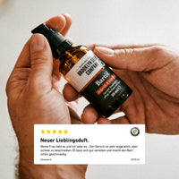Bartöl-Flasche von Brooklyn Soap Company in der Hand gehalten, mit eingeblendeter 5-Sterne-Bewertung eines Kunden.