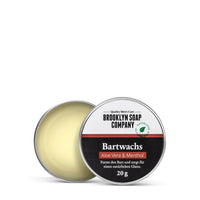 Das Bartwachs von der Brooklyn Soap Company formt den Bart und verleiht ihm natürlichen Glanz. Mit Aloe Vera und Menthol sorgt das Wachs für gepflegten Halt und eine erfrischende Wirkung.