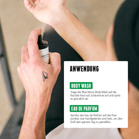 Ein Mann mit Tätowierung am Handgelenk sprüht sich das Cedar Creek Eau de Parfum auf den Hals. Im Vordergrund eine Anwendungsempfehlung für Body Wash und Parfum mit Schritt-für-Schritt-Anleitung.