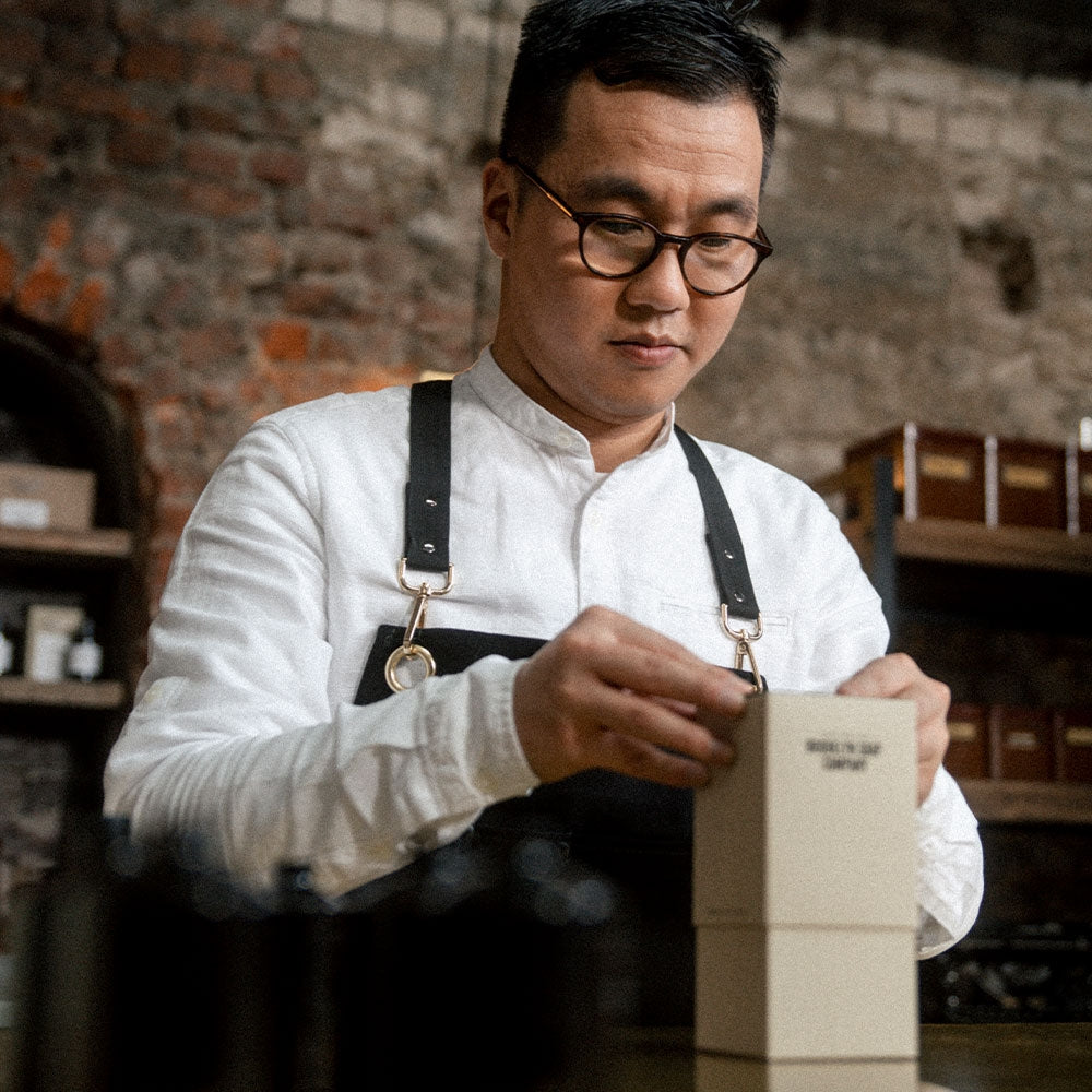 The Irish von der Brooklyn Soap Company - Der Duft startet mit spritziger Zitrone und grünen Akzenten, entfaltet in der Herznote aromatische Lavendel- und Rosmarinnoten und rundet mit einer warmen Basis aus Eichenmoos und Patchouli ab.