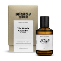 The Woods Green Ivy ist ein holzig-grüner Herrenduft von der Brooklyn Soap Company. Der vielseitige, belebende Nischenduft mit isch-grünen Noten von Minze, Apfel, Veilchen und Zedernholz ist besonders langanhaltend und perfekt als Geschenk.