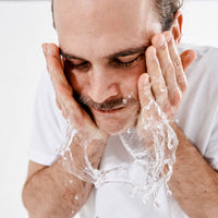 Der Rasierhobel von der Brooklyn Soap Company für eine glatte und präzise Rasur mit minimaler Hautreizung – ideal für empfindliche Männerhaut, sorgt für ein frisches Hautgefühl und ein gepflegtes Gesamtbild.