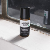 Deo Roll-On von der Brooklyn Soap Company mit Zedernholz- und Citrusduft, natürlicher Deoschutz ohne Aluminium für empfindliche Männerhaut.