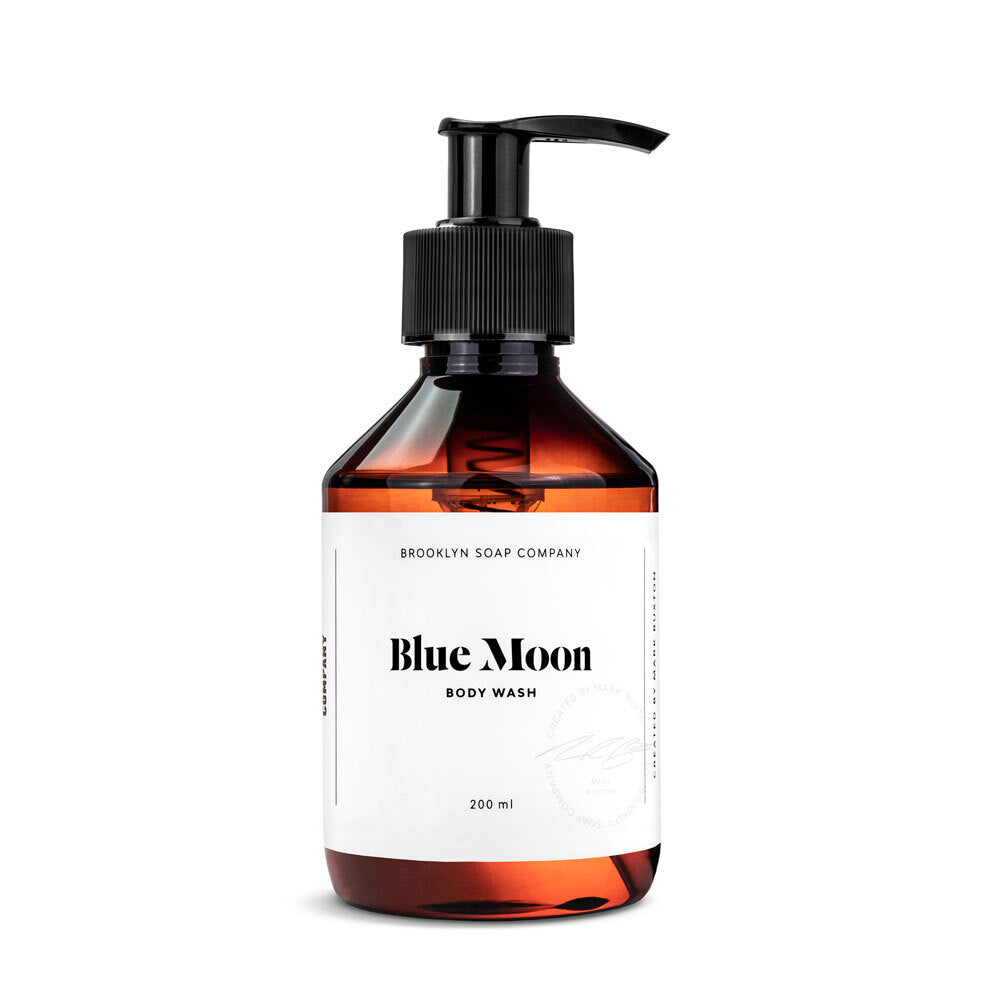 Das Blue Moon Body Wash für Männer reinigt die Haut sanft und hinterlässt einen fruchtig-frischen Duft mit Noten von Apfel, Bergamotte, Leder und Zedernholz, der besonders lange hält.   