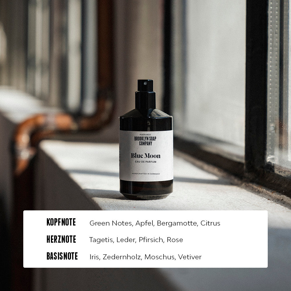 Blue Moon Eau de Parfum von der Brooklyn Soap Company für Männer mit Kopfnote aus Apfel, Bergamotte und grünen Noten, Herznote aus Pfirsich, Leder und Rose sowie Basisnote aus Zedernholz, Vetiver, Iris und Moschus.