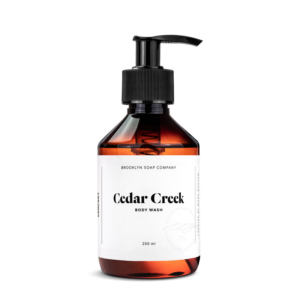 Das erfrischend-holzige Body Wash passend zum Parfum für Männer mit Noten von on Zedernholz, Grapefruit und Weihrauch reinigt die Haut sanft und hinterlässt einen angenehmen Duft. 