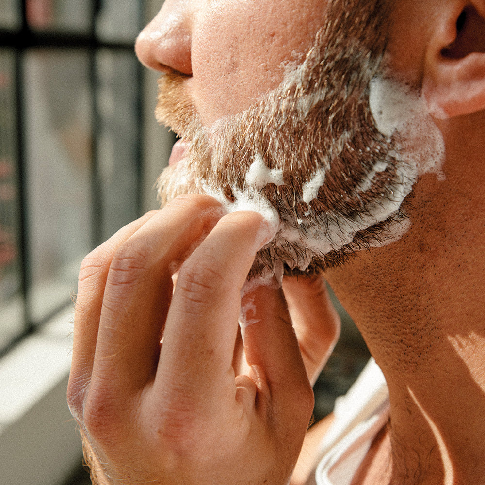 Das Bartshampoo mit hochwertigen, natürlichen Inhaltsstoffen reinigt und kräftigt dein Bart und ist für alle Bartlängen geeignet. 