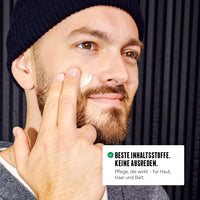 Mann trägt Gesichtscreme auf – Pflege für Haut, Haar und Bart.