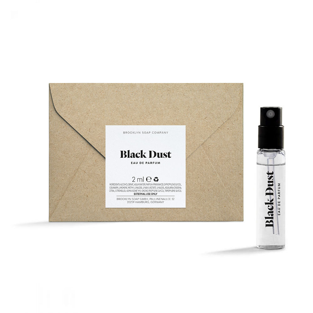 Black Dust Eau de Parfum von der Brooklyn Soap Company als Tester für Männer mit intensiv-würzigen und warmen Duftnoten – ideal zum Ausprobieren. [DE][AT]
