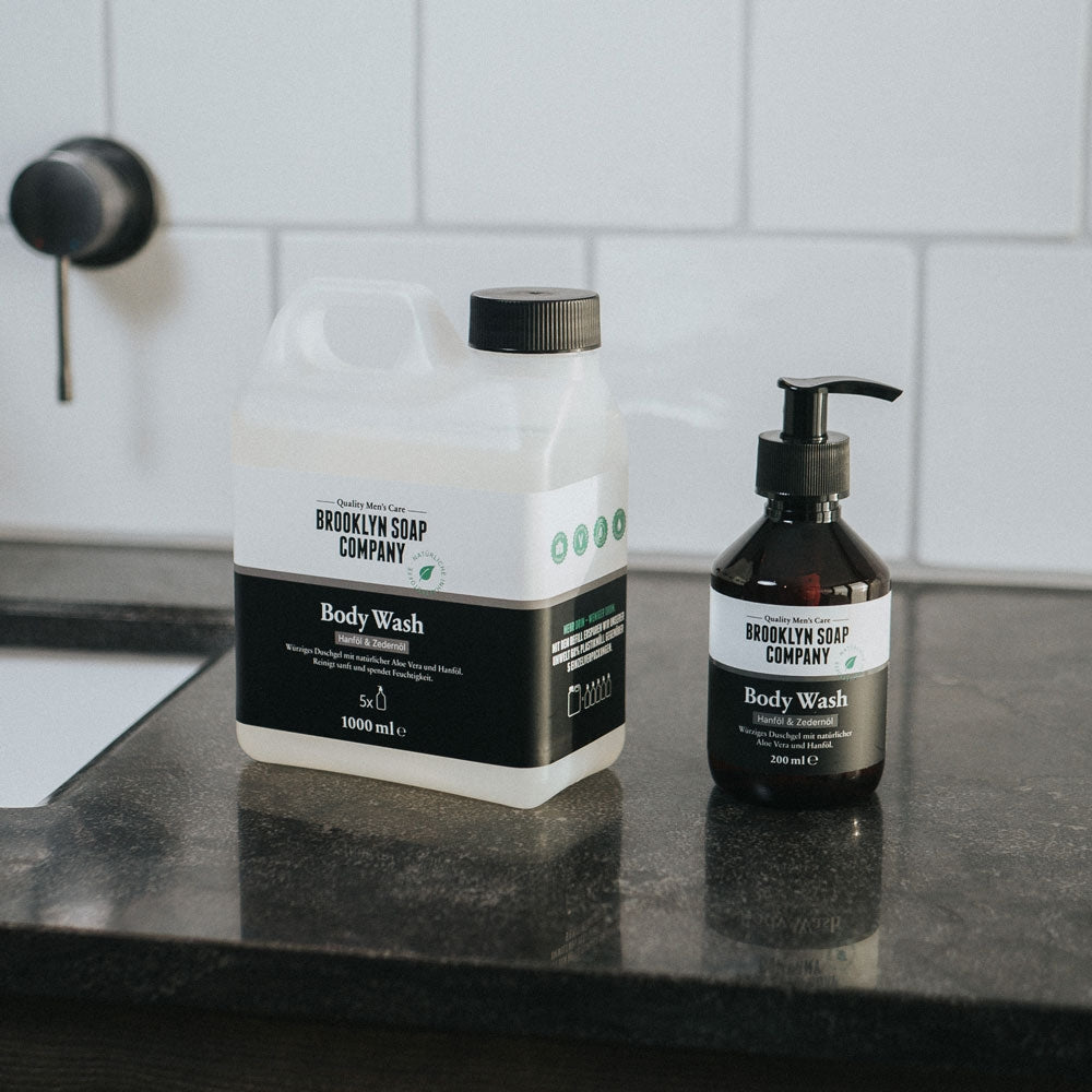 Nachfüllkanister für die Pumpflasche des Body Washes für Männer von der Brooklyn Soap Company mit Muskatnuss- und Zedernholzduft für sanfte Reinigung und feuchtigkeitsspendende Pflege - bis zu 5 Mal auffüllen und Geld sparen. 