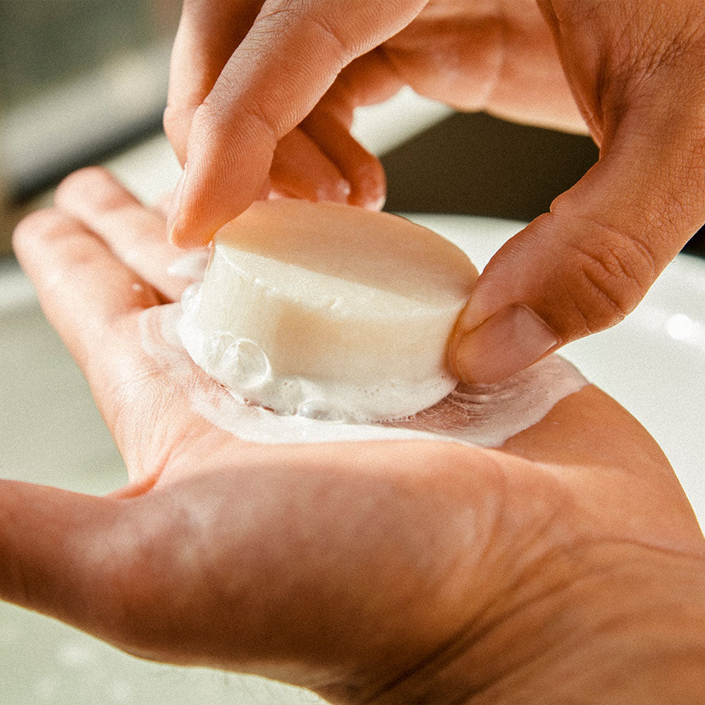 Das festes Bartshampoo lässt sich perfekt aufschäumen und gut verteilen. Es enthält natürliche Inhaltsstoffe, reinigt den Bart gründlich und hinterlässt einen angenehmen, maskulinen Duft. //*