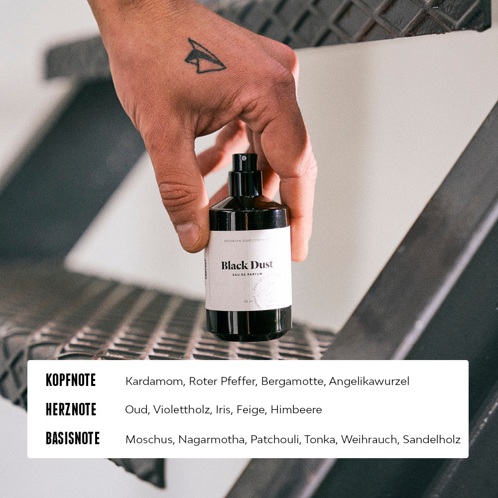 Black Dust von der Brooklyn Soap Company: Ein intensiver Herrenduft mit Kopfnoten aus Kardamom, rotem Pfeffer und Bergamotte, Herznoten von Oud, Veilchenholz und Himbeere sowie Basisnoten von Patchouli, Tonka und Sandelholz.