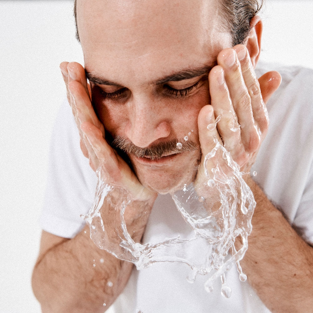 Der Rasierhobel von der Brooklyn Soap Company für eine glatte und präzise Rasur mit minimaler Hautreizung – ideal für empfindliche Männerhaut, sorgt für ein frisches Hautgefühl und ein gepflegtes Gesamtbild.