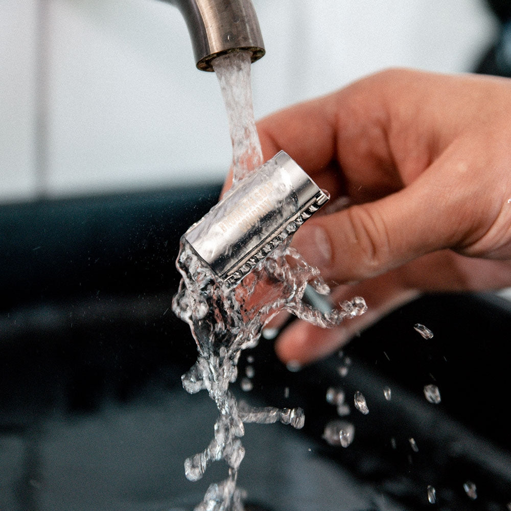 Der Rasierhobel von der Brooklyn Soap Company aus hochwertigem Edelstahl lässt sich ganz einfach und sicher und fließendem Wasser reinigen. So sorgt er für eine hygienische, einfach Rasur bei Männern. 