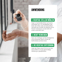 The Woods Extrait de Parfum von der Brooklyn Soap Company für Männer richtig anwenden: 1–2 Sprühstöße auf warme Hautstellen wie Handgelenke oder Hals auftragen, dabei den Kontakt mit Kleidung vermeiden. Nicht verreiben, um die Duftmoleküle zu schonen. Für optimale Verteilung den Flakon 15–20 cm von der Haut entfernt halten.  [DE][AT]
